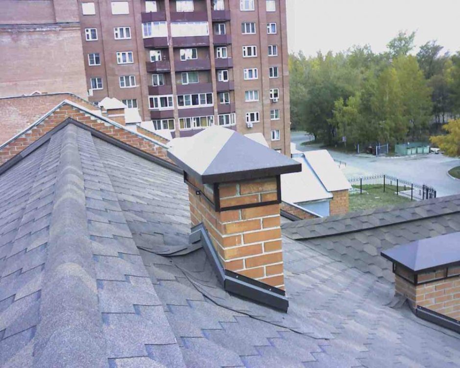 Вентиляционная труба на крыше многоэтажки