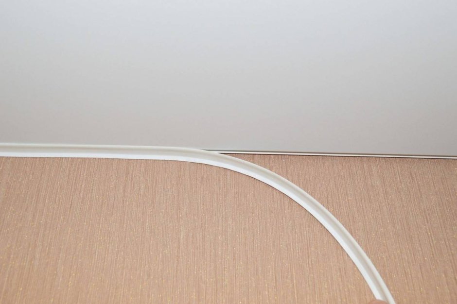 Плинтус GPX-2 2м для натяжных потолков