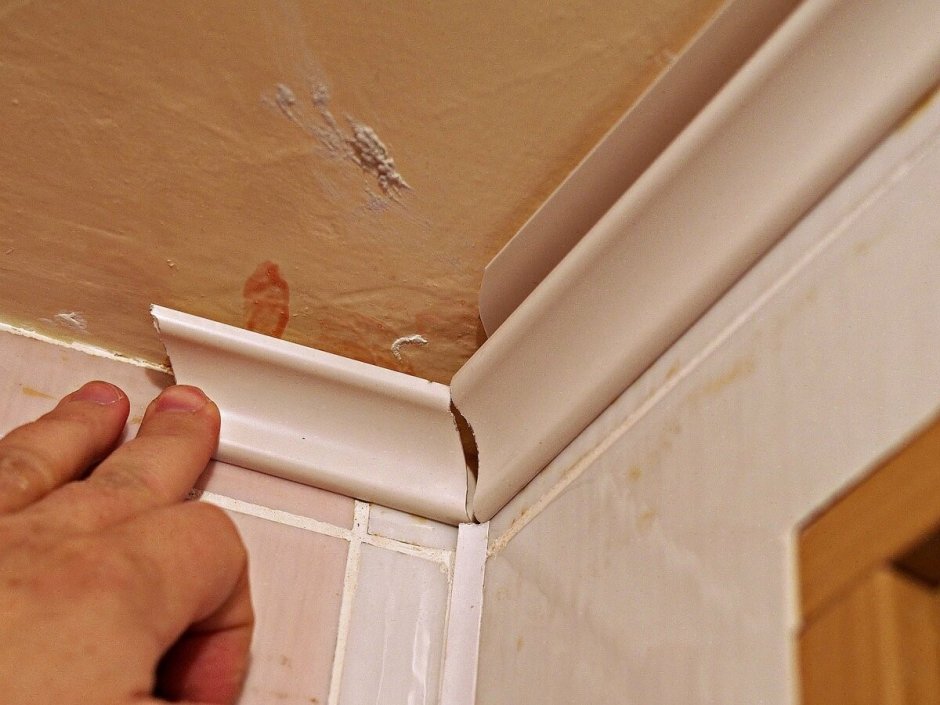 Стык плинтуса в углах