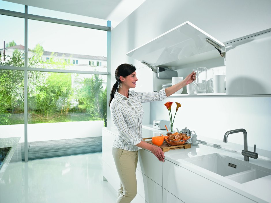 Поворотный подъемник Blum Aventos HK