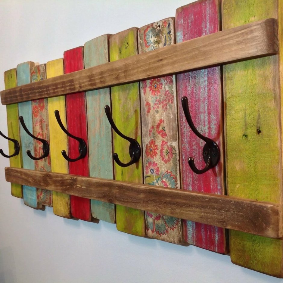 Вешалка для одежды настенная из доски