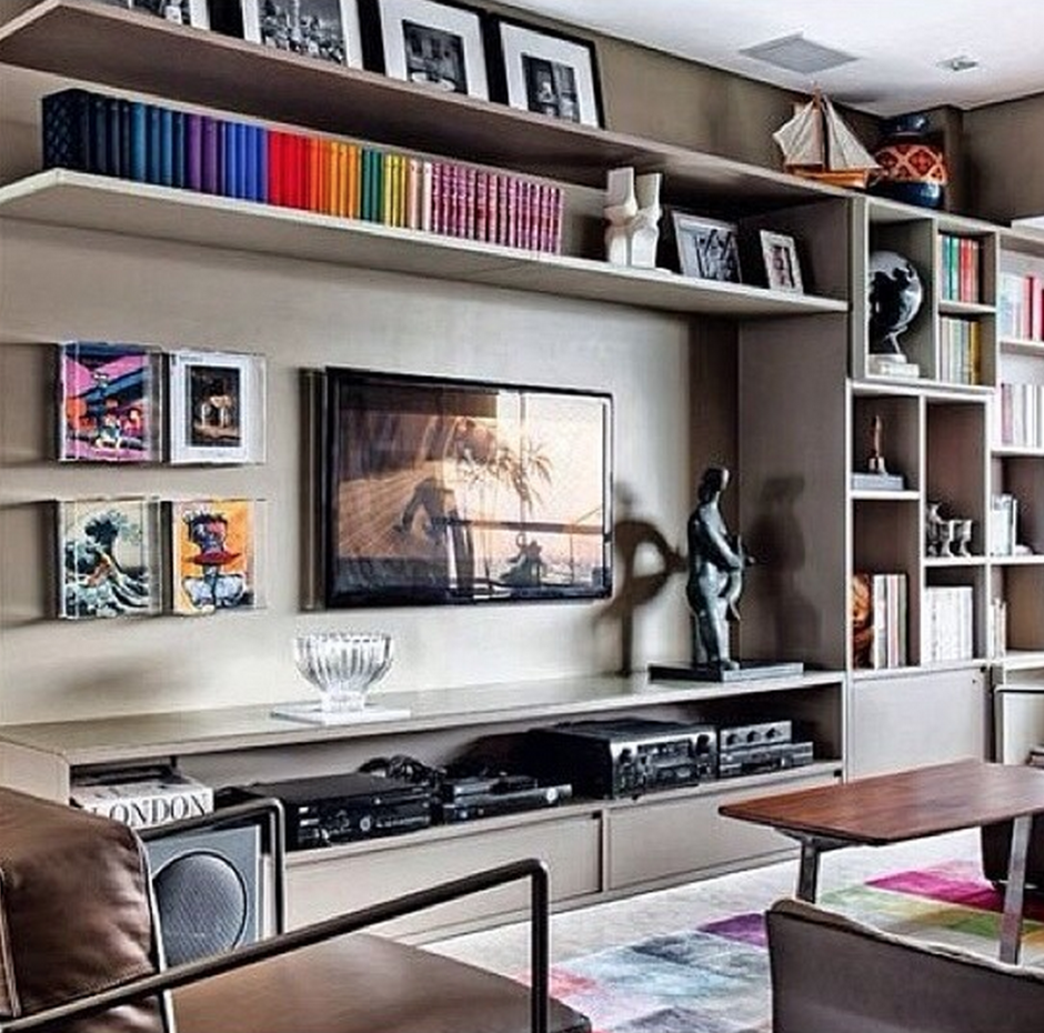 Книжные полки и телевизор