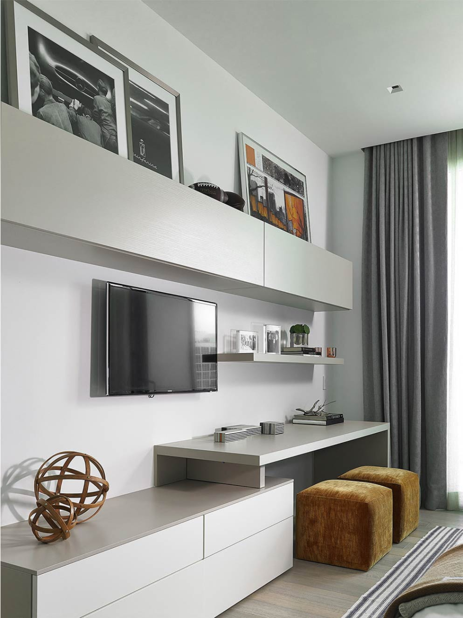 Современная гостиная с письменным столом