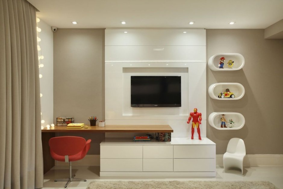 Гостиная с рабочим столом и телевизором