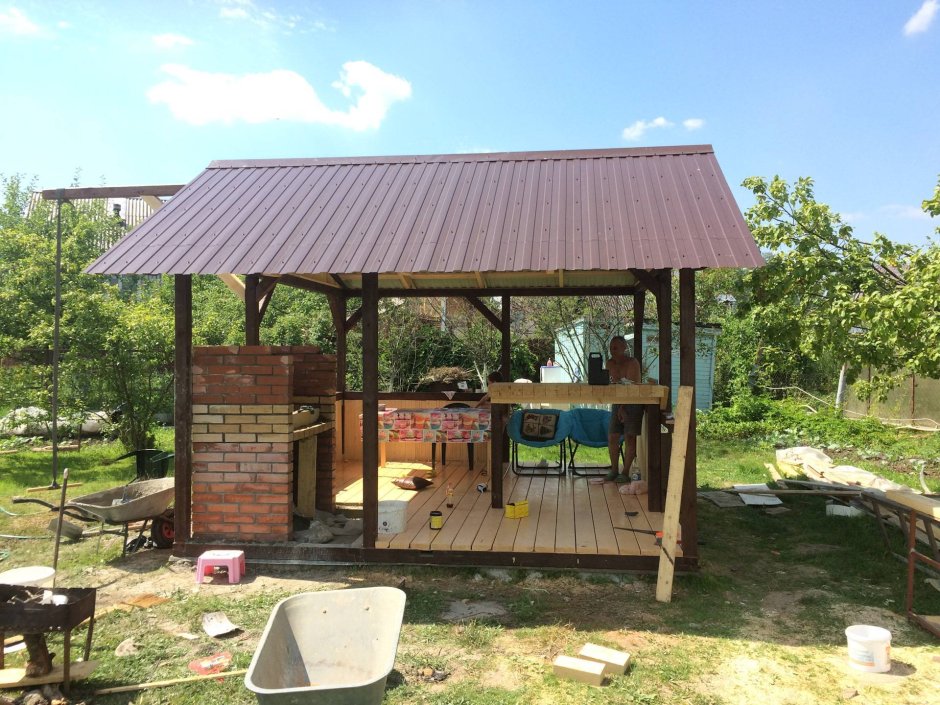 Бюджетная беседка с мангальной зоной