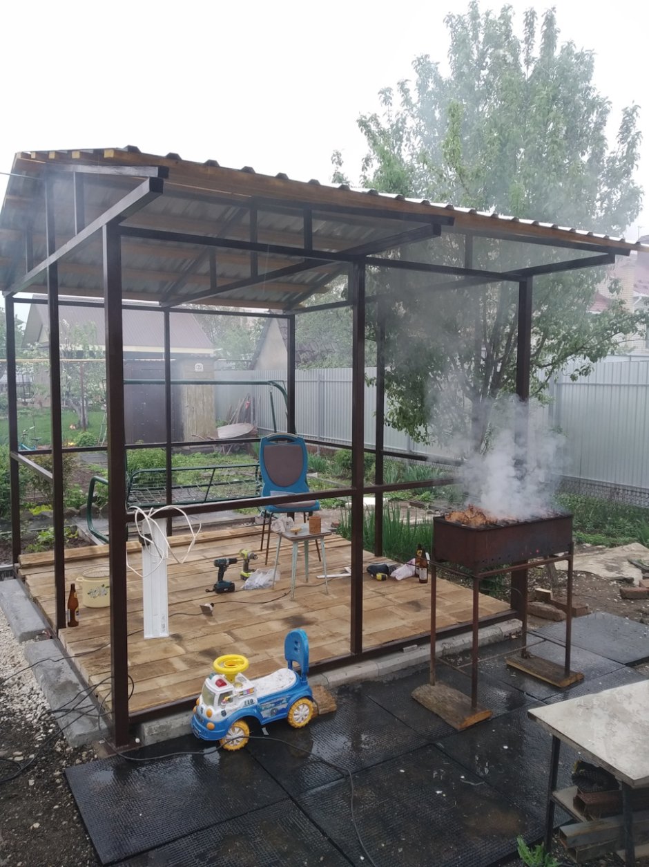 Беседка из профильной трубы с зоной барбекю
