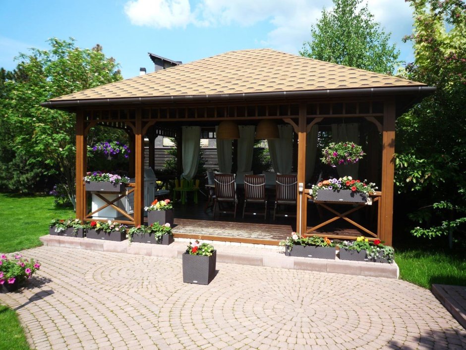 Беседка с мангальной зимой