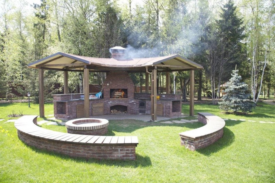 Беседка с зоной барбекю