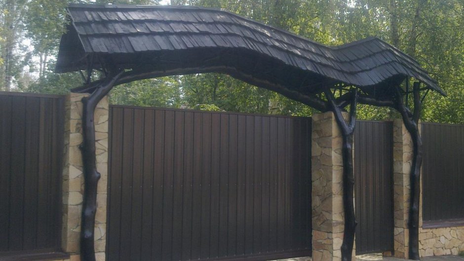 Навес над воротами