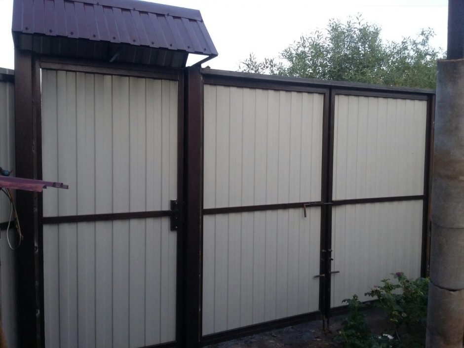 Козырек над калиткой из профнастила