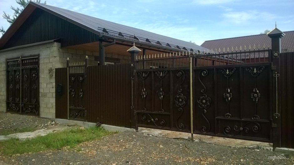 Красивые ворота из профлиста для загородного дома
