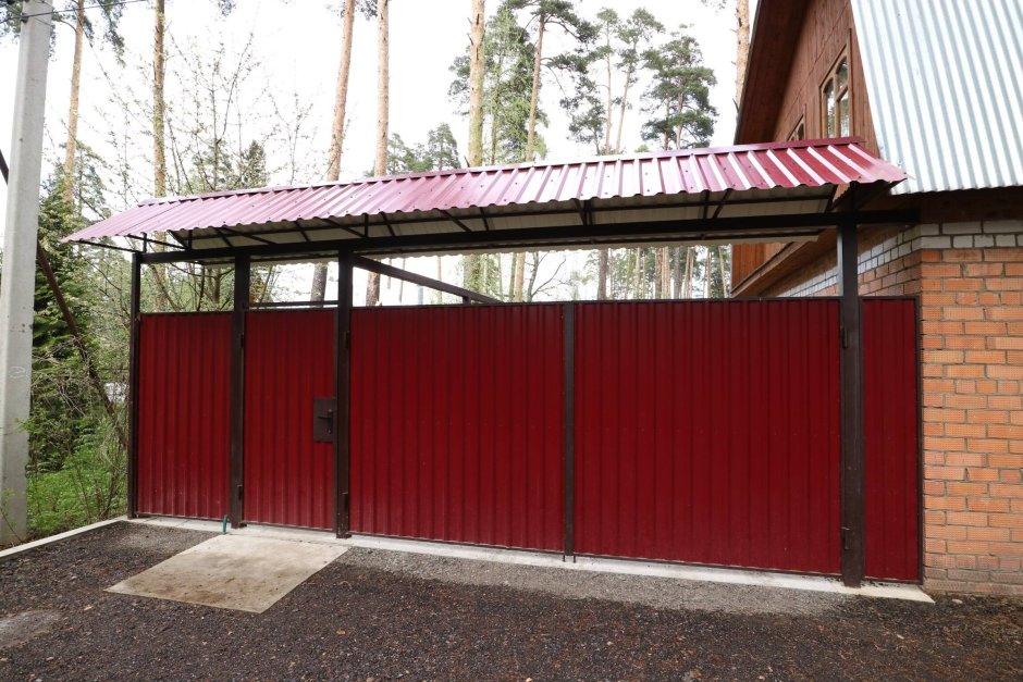 Навес над воротами