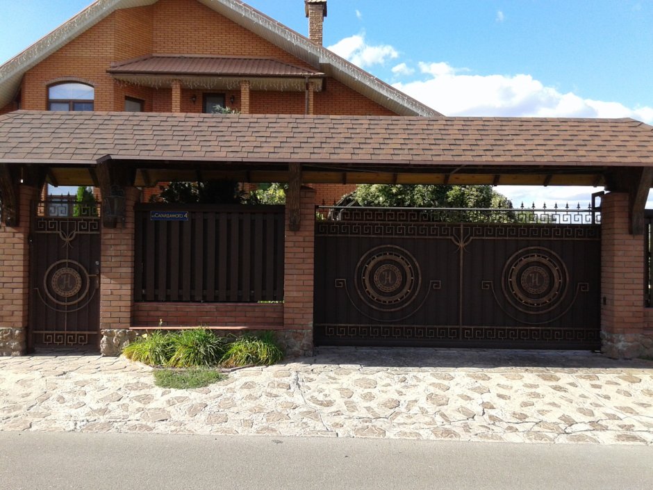 Навес над воротами