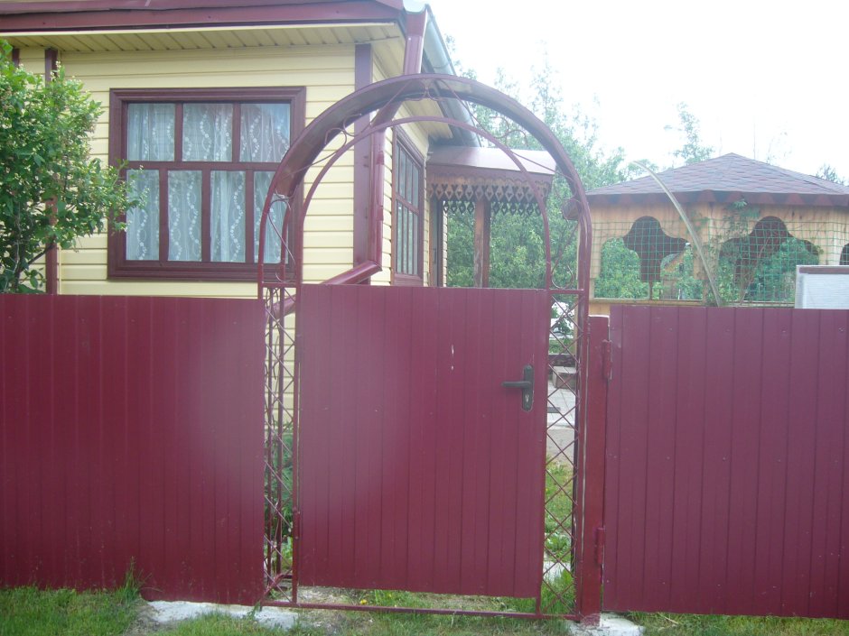 Навес над калиткой из профнастила