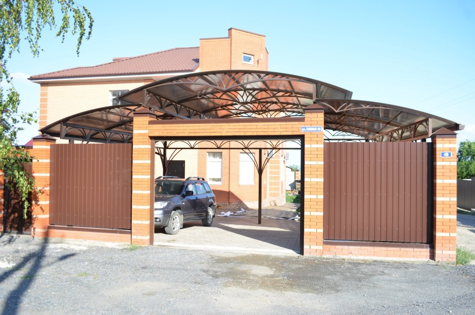 Навес для автомобиля в частном доме