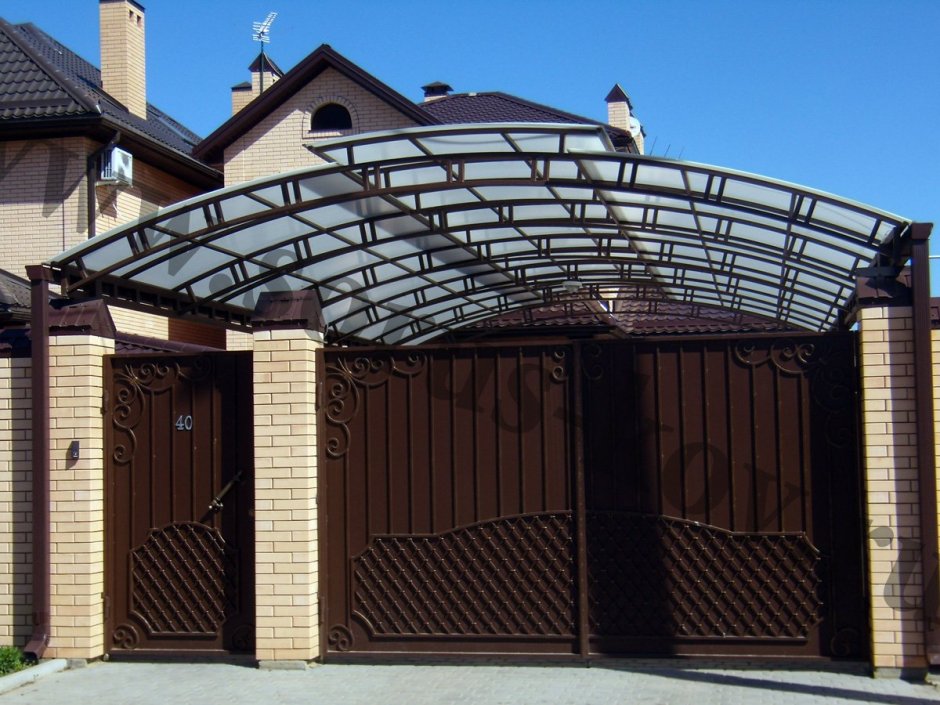Навес над воротами