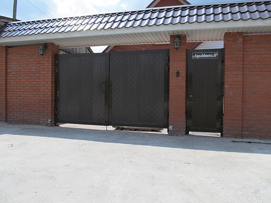 Распашные ворота с навесом