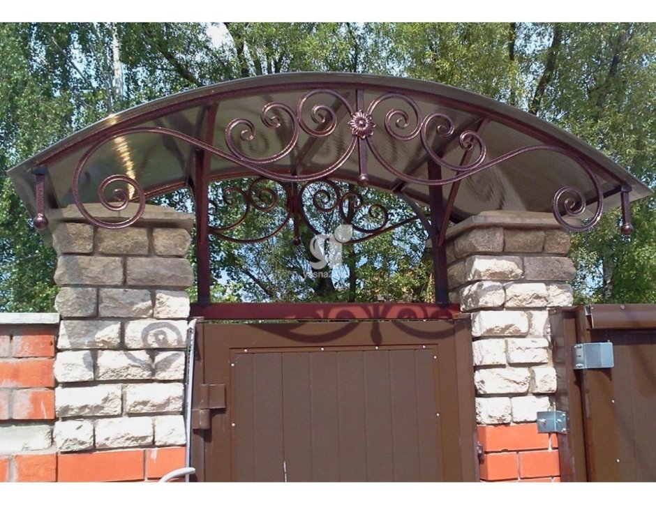 Кованый козырек над калиткой