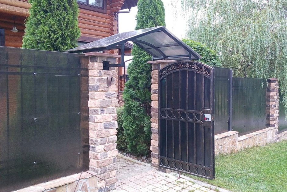 Козырек над калиткой забора