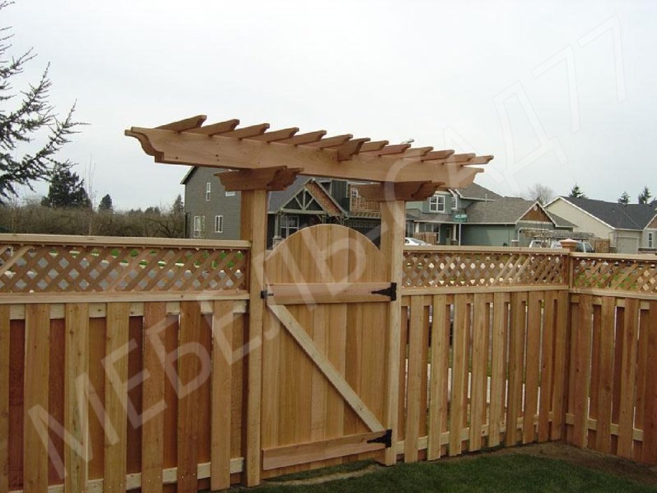 Навес над калиткой из дерева