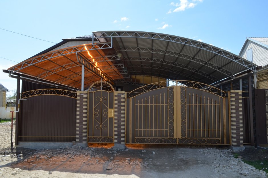 Навес у забора