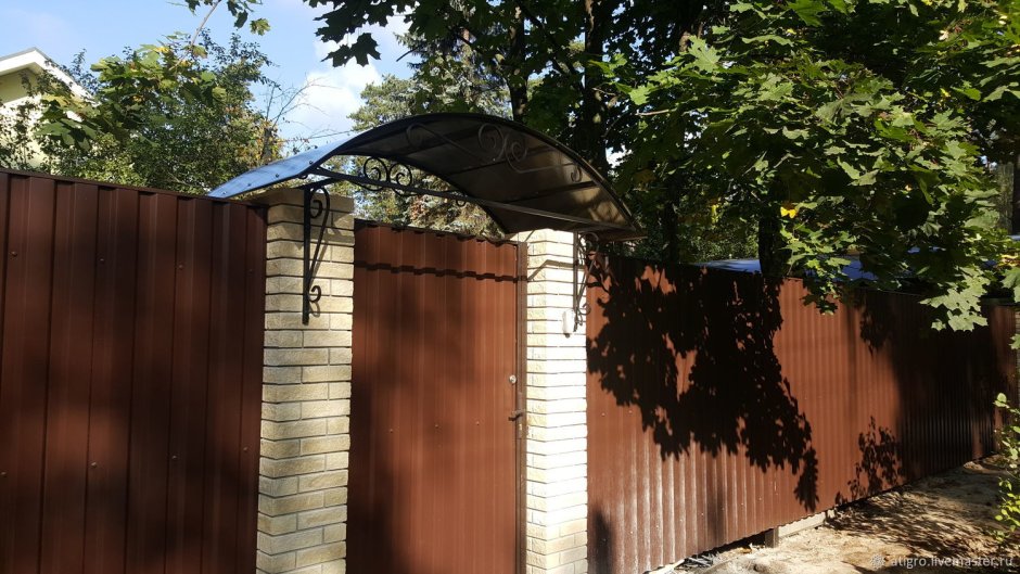 Козырек над ручкой калитки