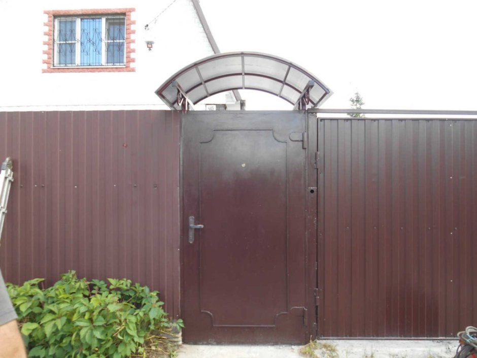 Козырёк над калиткой из поликарбоната