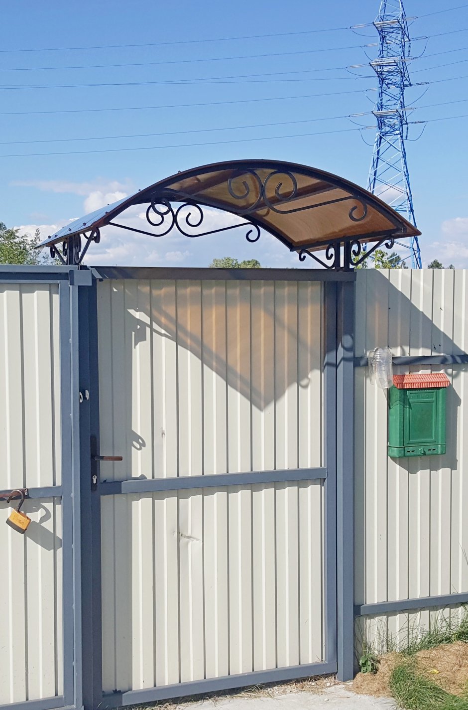 Козырек у железной калитки