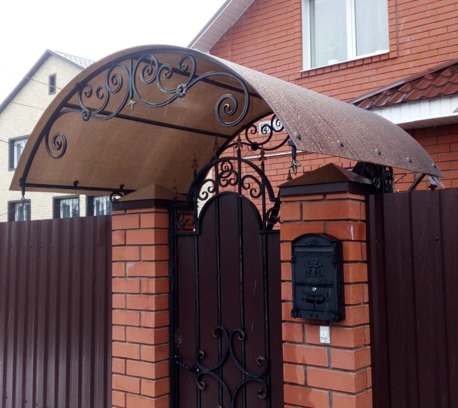 Кованый навес над калиткой