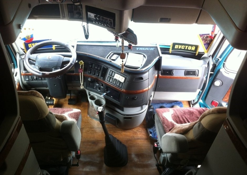Volvo VNL 780 внутри кабины