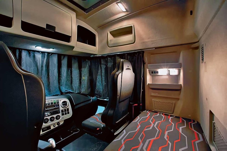 Фредлайнер внутри кабины