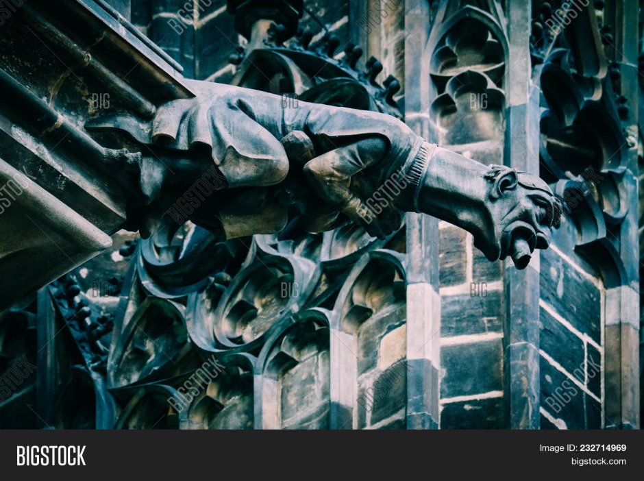 Готика скульптура кузнеца