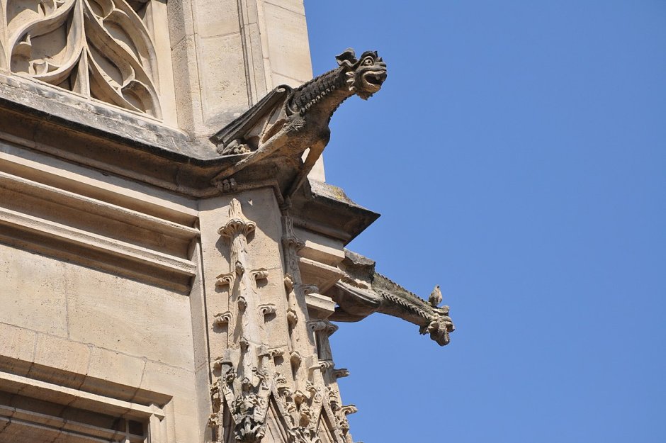 Собор с горгульями в Англии