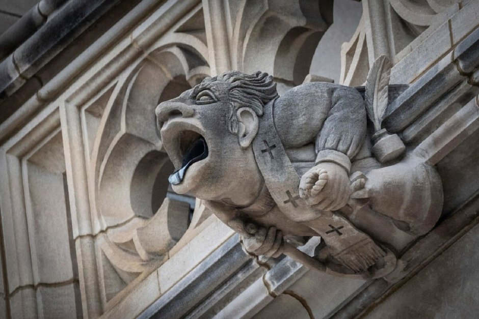 Гаргульи Голиаф статуя