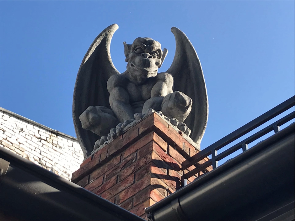 Бэтмен на крыше в Ярославле