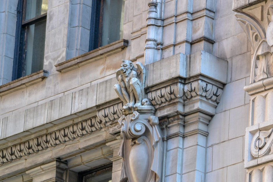Здание с горгульями в Санкт-Петербурге