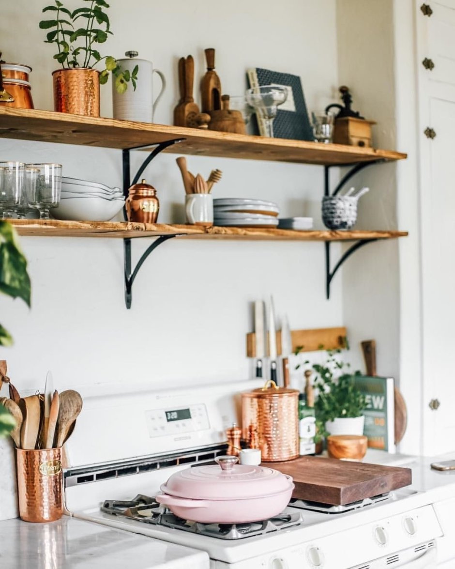 Открытые полочки над плитой