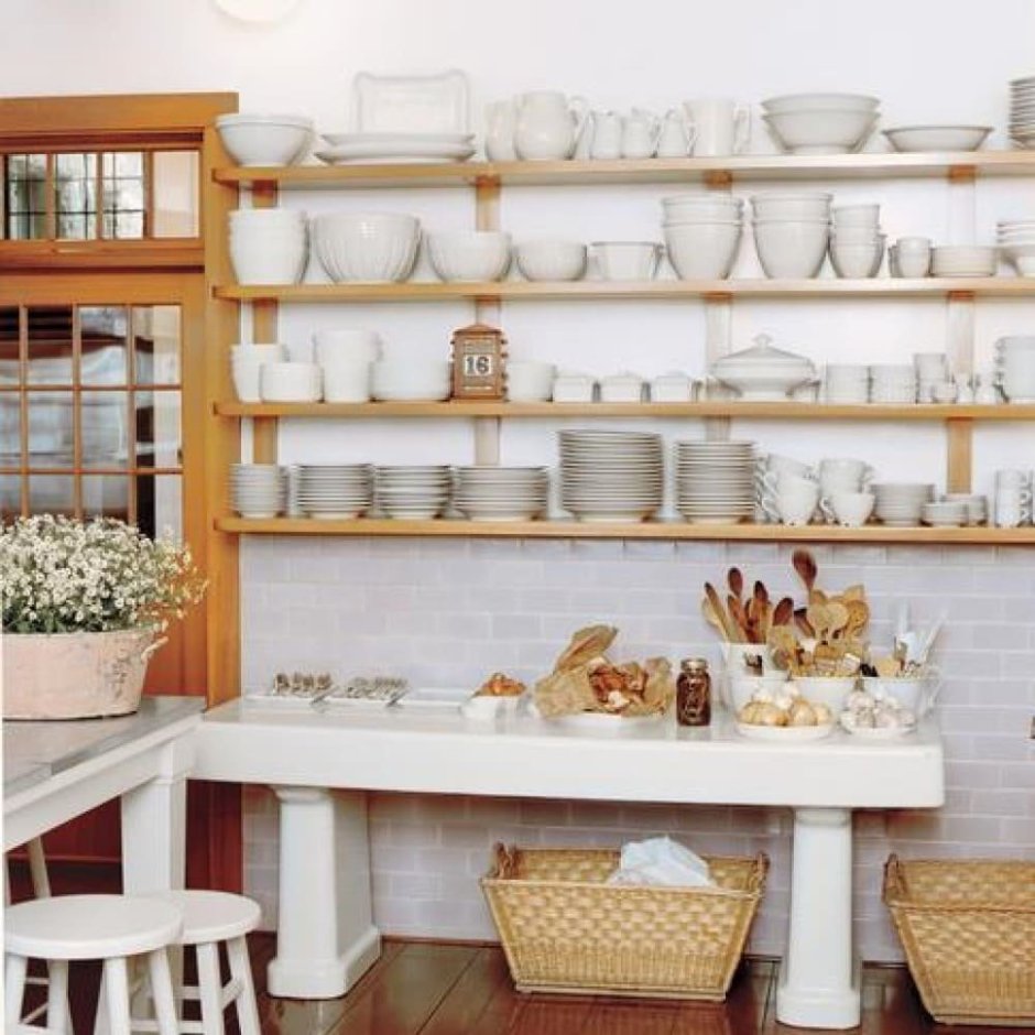 Кружева на открытых полках в кухне