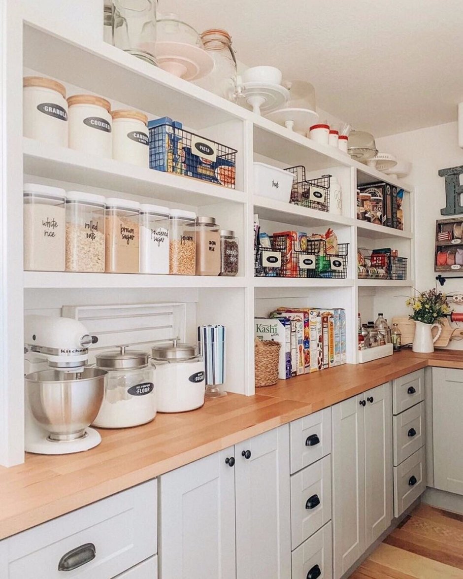 Открытый стеллаж на кухне