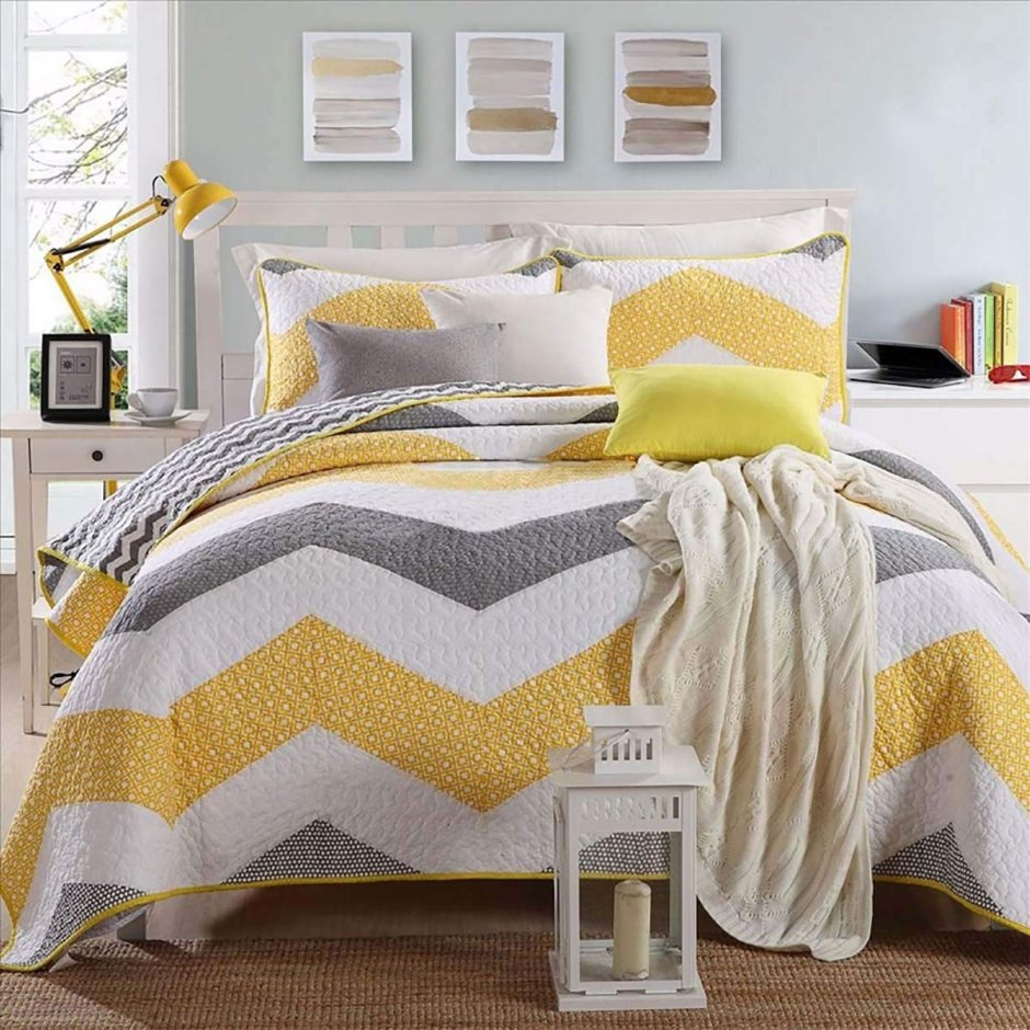 Желтое покрывало на кровать