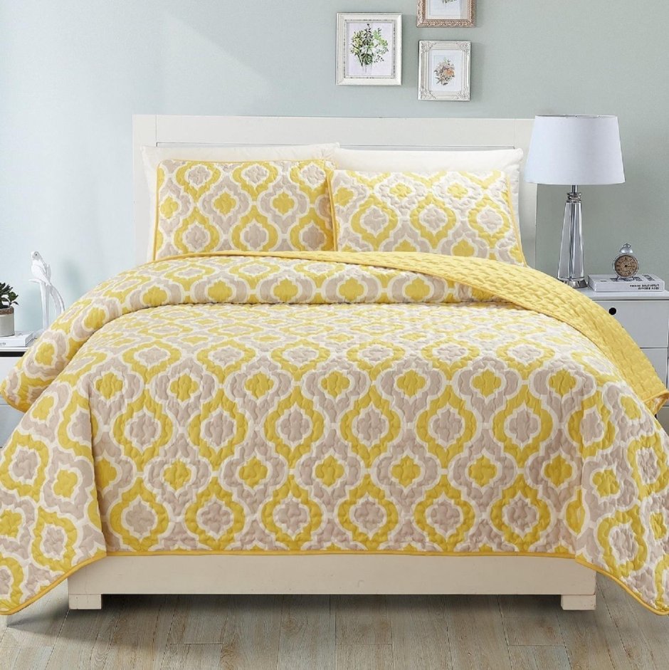 Желтое покрывало на кровать