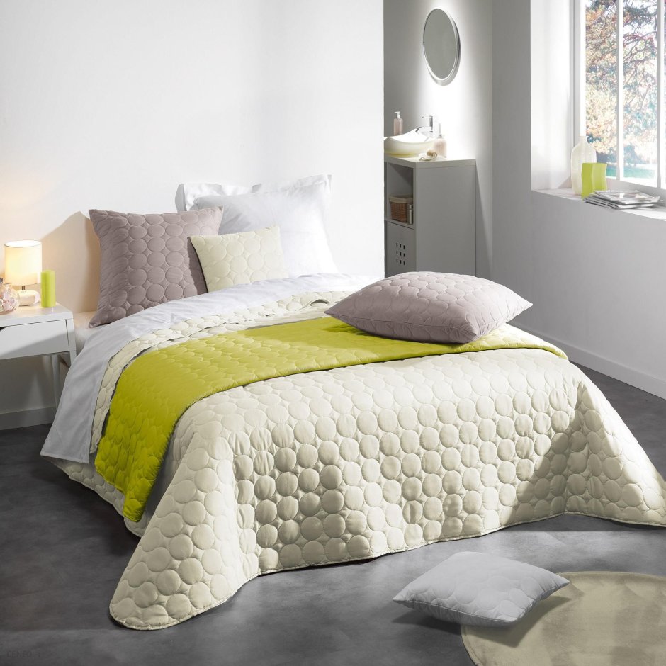 Покрывало и желтые обои