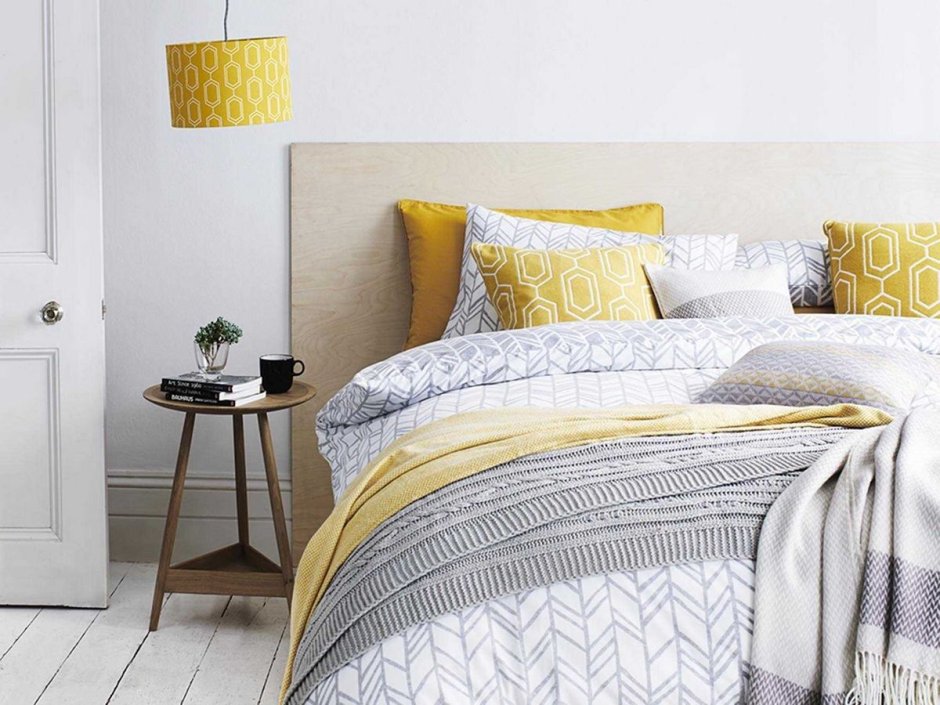 Спальня с горчичными акцентами