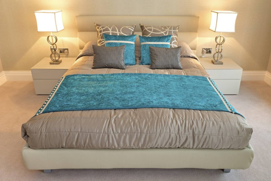 Спальня с голубой кроватью