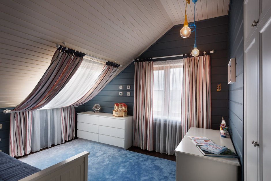 Детская комната с косым потолком дизайн