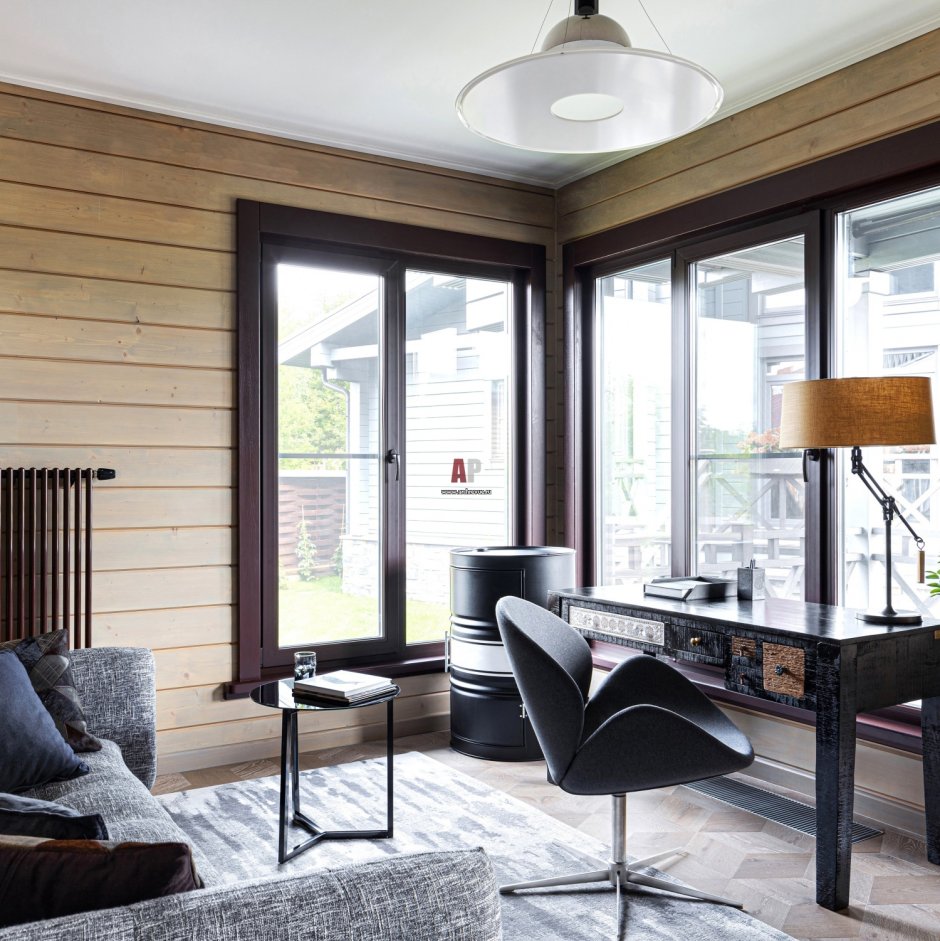 Деревянный дом с черными окнами