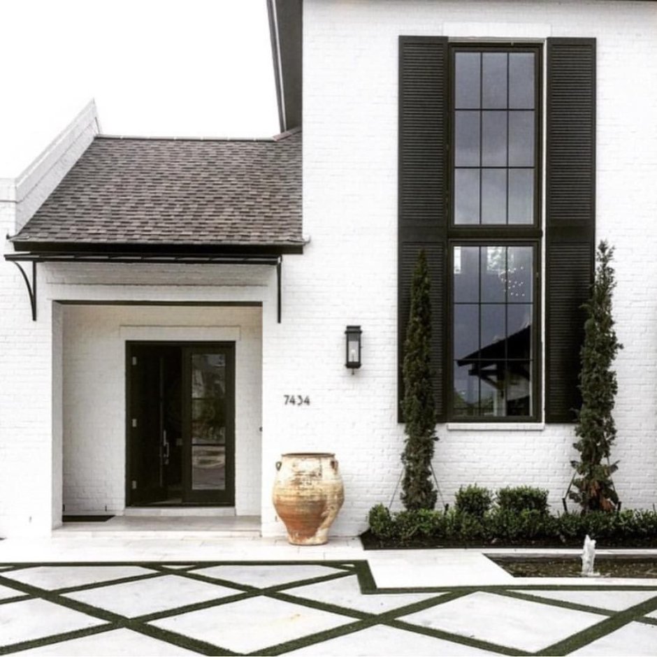 Узкие окна на фасаде