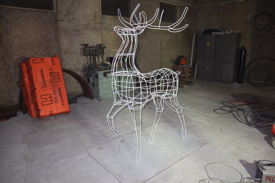 Фигура оленя из проволоки