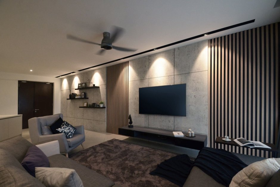 Гостиная с рейками за телевизором