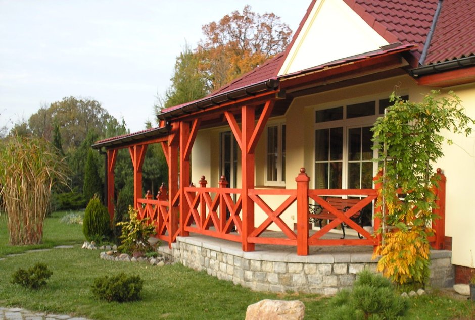 Бордовый дом с верандой